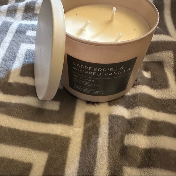 Bath and Body works Raspberry and Whipped vanilla - Picture 3 of 3